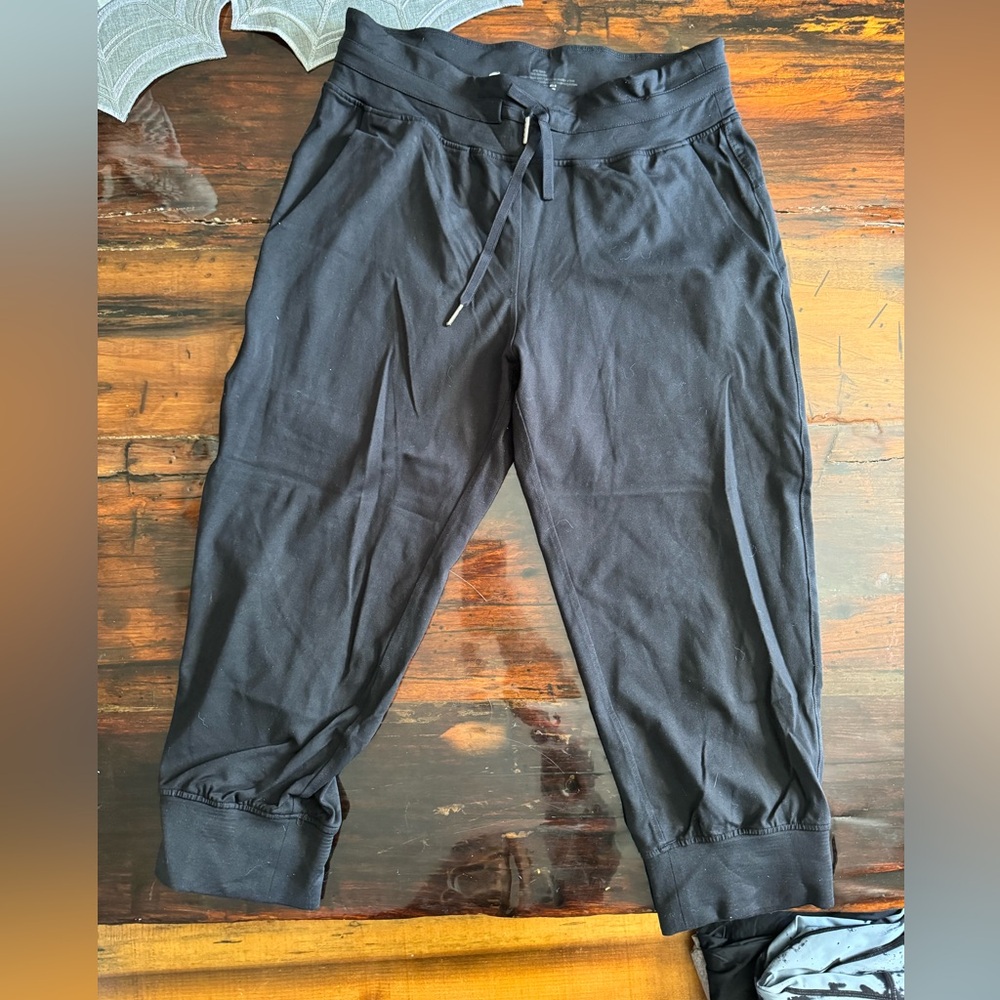 Zyia capri joggers